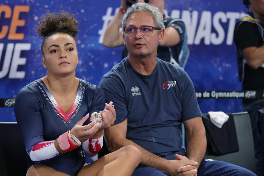 Coline Devillard și Nellu Pop FOTO Imago Images Gimnastele din Franța îl vor înapoi pe Nellu Pop, antrenor român suspendat provizoriu pentru presupuse acte de „violență și maltratare”