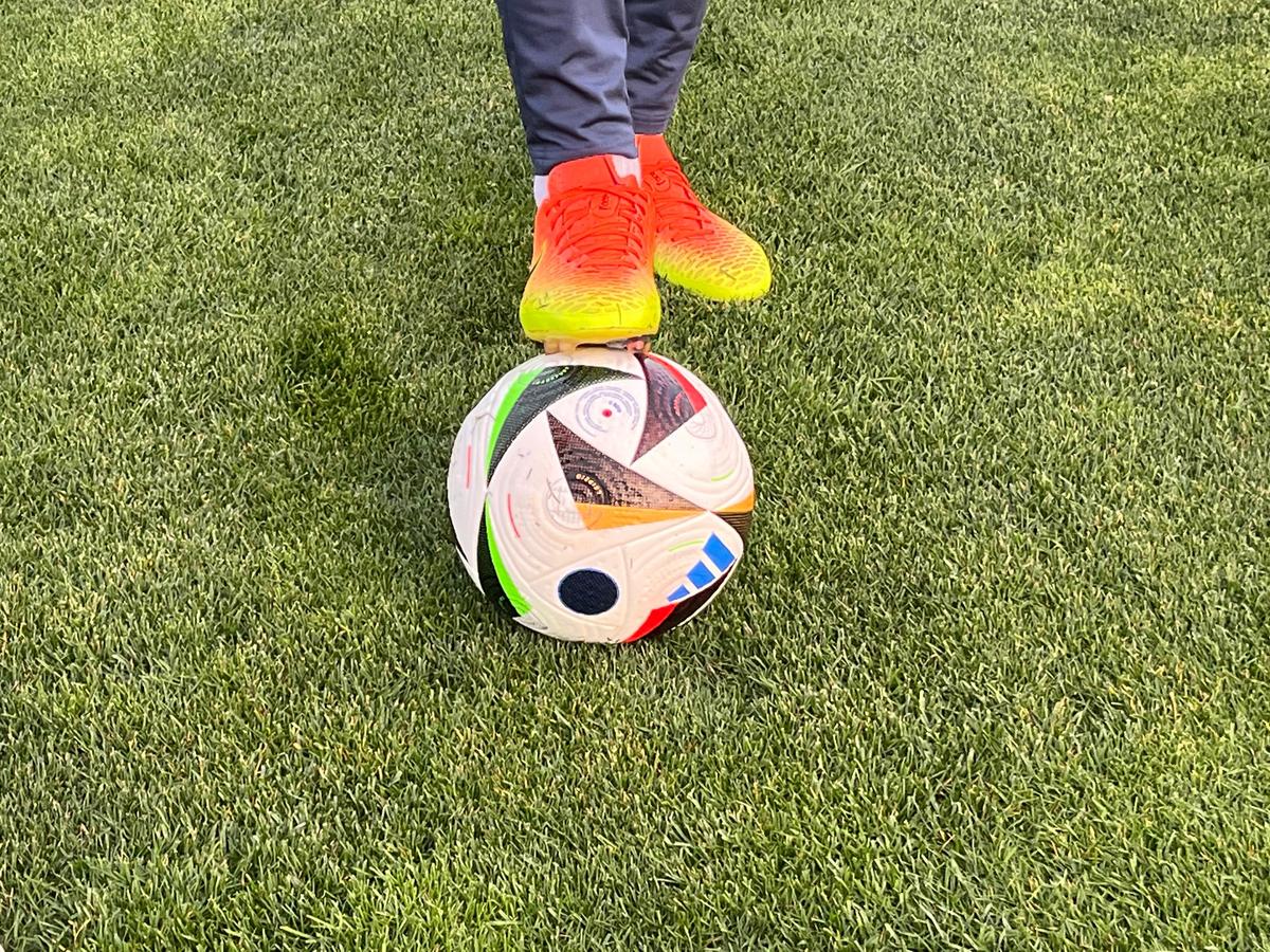 „Tricolorii” au primit mingea oficială de la EURO 2024. Imagini de la primul antrenament