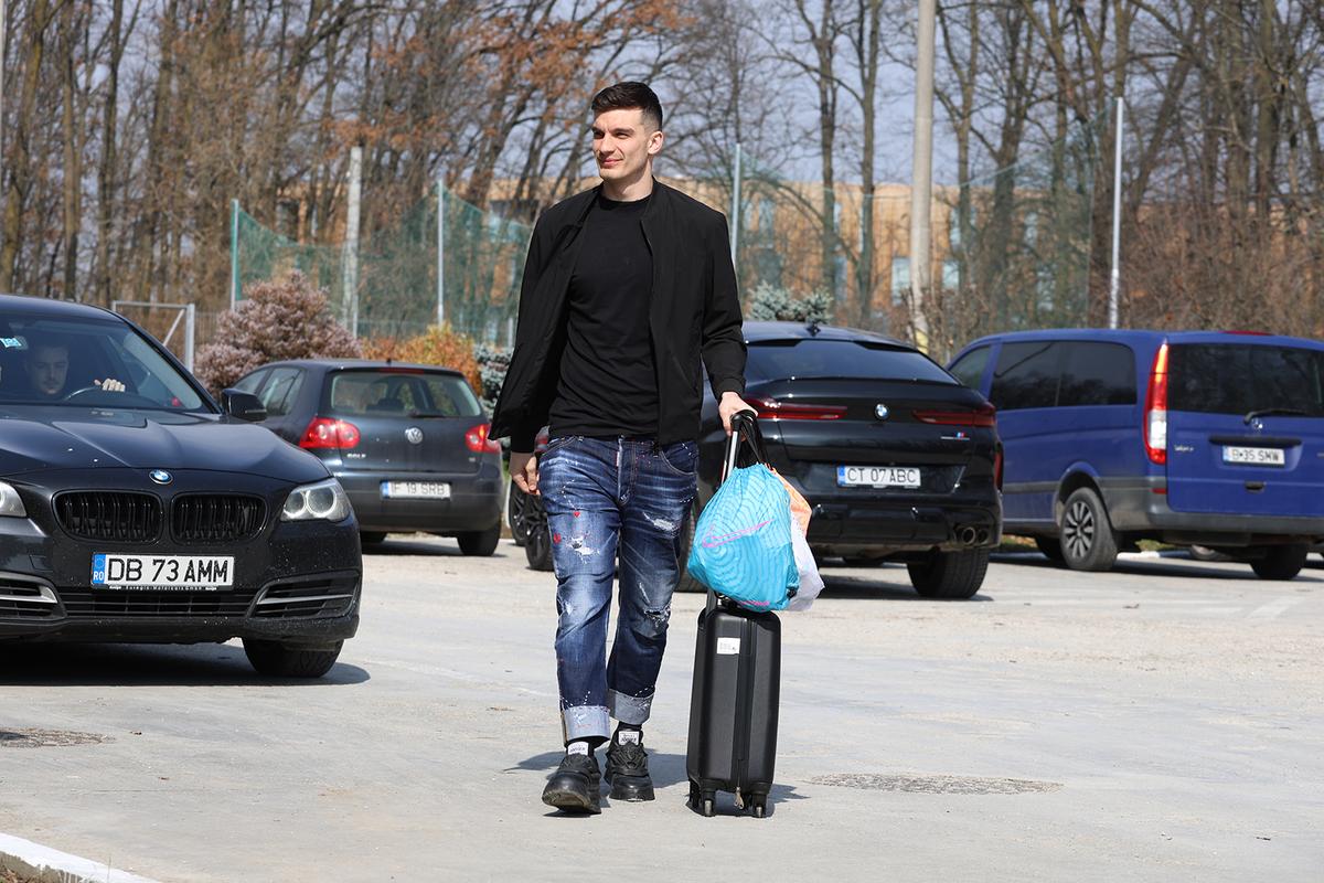 Ianis Hagi și Dennis Man, în centrul atenției la reunire » Ținute extravagante alese de „tricolori”
