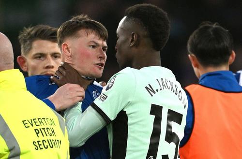 Nathan Patterson (în albastru), într-un duel fierbinte cu Nicolas Jackson (Chelsea) Foto: Guliver/GettyImages