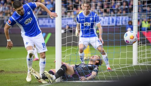 Harry Kane intră în coliziune cu bara, în meciul lui Bayern de la Darmstadt / Foto: Imago