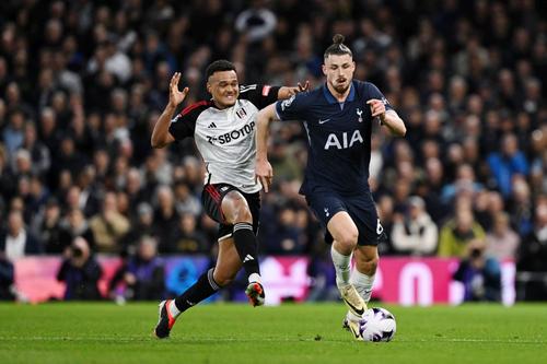 Radu Drăgușin a ieșit sigur cu mingea la picior în această fază, deși a fost pus sub presiune de brazilianul Rodrigo Muniz la 0-3 cu Fulham Foto: Guliver/GettyImages