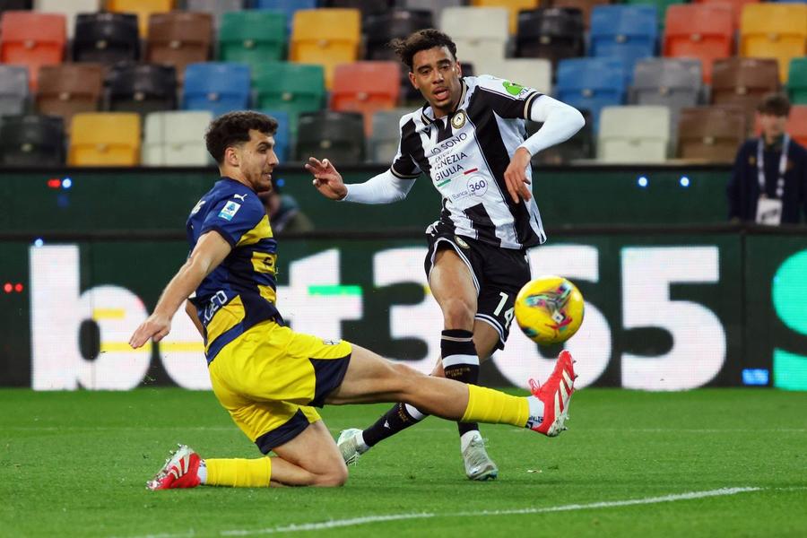 Botond Balogh (stânga, în duel cu Arthur Atta), învins cu Parma de Udinese (0-1) / Foto: Imago Nume nou pe lista de achiziții a lui Inter » Poate veni în curând, la pachet cu un alt obiectiv al lui Cristi Chivu