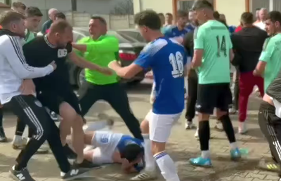 Incident șocant în Sibiu! Un fotbalist a fost CĂLCAT pe cap și umplut de sânge de suporterii și jucătorii adverși: „Am depus plângere penală”