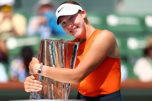 Mirra Andreeva cu trofeul de la Indian Wells în 2025 Foto: X/BNP Paribas Open