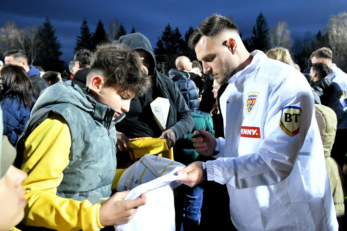 „Zidul galben”, din nou lângă jucătorii României » Apariție surpriză a unui jucător lângă sute de fani care au venit la antrenamentul „naționalei”