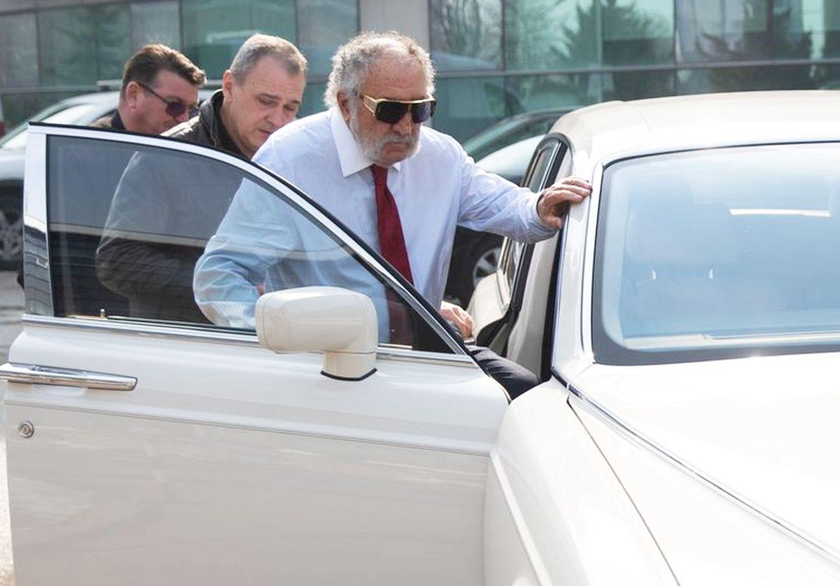 Ion Țiriac, surprins pe străzile din București cu o mașină din 2004 și peste 65.000 de kilometri la bord