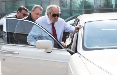 Ion Țiriac, surprins pe străzile din București cu o mașină din 2004 și peste 65.000 de kilometri la bord