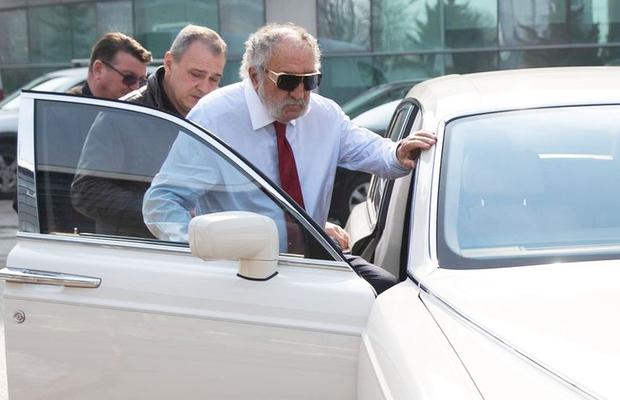 Ion Țiriac, surprins pe străzile din București cu o mașină din 2004 și peste 65.000 de kilometri la bord