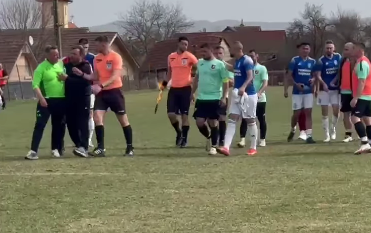 Incident șocant în Sibiu! Un fotbalist a fost CĂLCAT pe cap și umplut de sânge de suporterii și jucătorii adverși: „Am depus plângere penală”