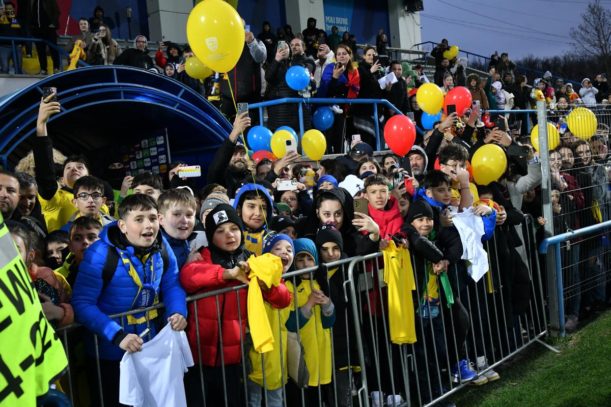 „Zidul galben”, din nou lângă jucătorii României » Apariție surpriză a unui jucător lângă sute de fani care au venit la antrenamentul „naționalei”