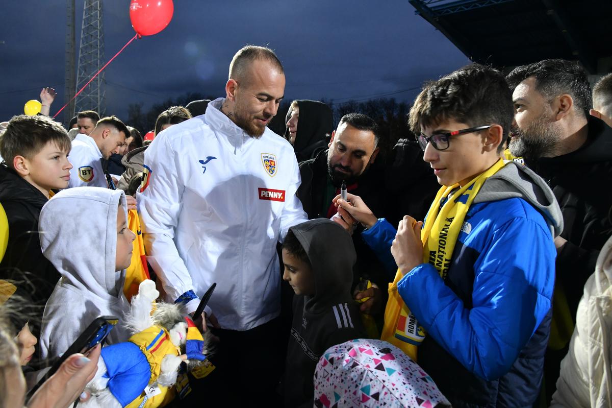 Sute de fani au venit la antrenamentul României