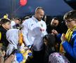 „Zidul galben”, din nou lângă jucătorii României » Apariție surpriză a unui jucător lângă sute de fani care au venit la antrenamentul „naționalei”