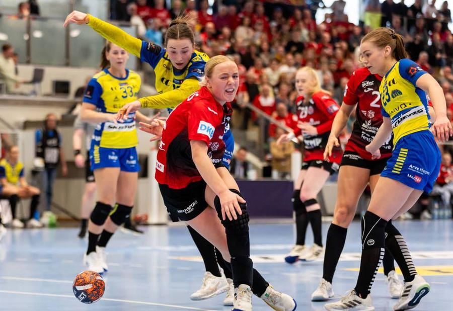 Line Ellertsen (în galben, numărul 23) / foto: Imago Rapid, două transferuri anunțate într-o zi! Adversara din Liga Florilor a semnat în Giulești