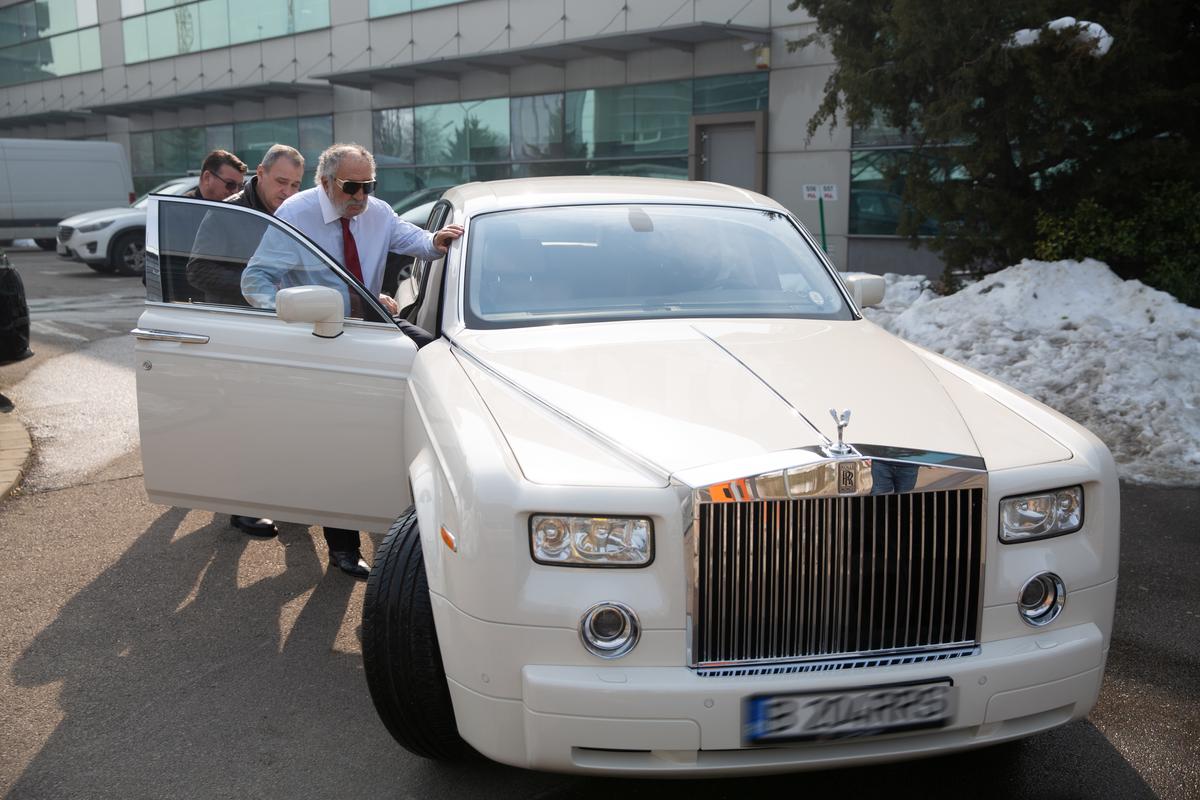 Ion Țiriac, surprins pe străzile din București cu o mașină din 2004 și peste 65.000 de kilometri la bord