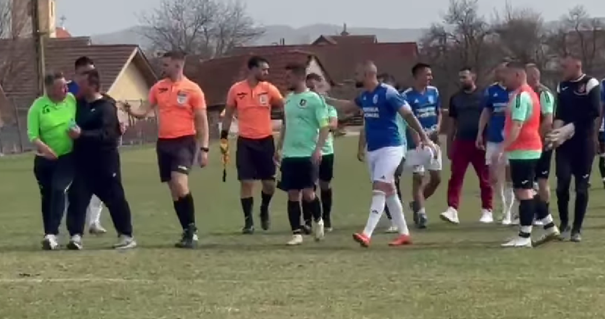 Incident șocant în Sibiu! Un fotbalist a fost CĂLCAT pe cap și umplut de sânge de suporterii și jucătorii adverși: „Am depus plângere penală”