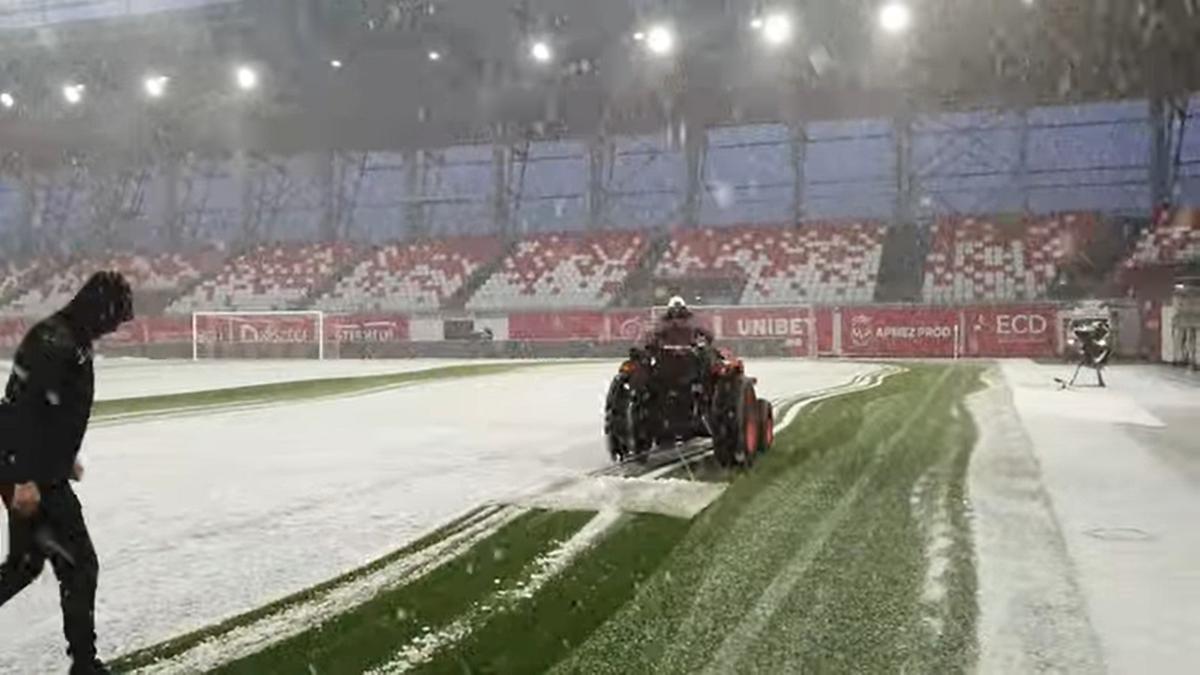 S-a întors iarna! » Cum arată terenul cu 90 de minute înainte de Sepsi - Gloria Buzău