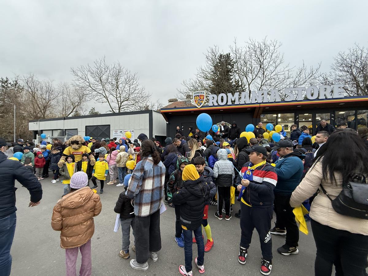 Sute de fani au venit la antrenamentul României