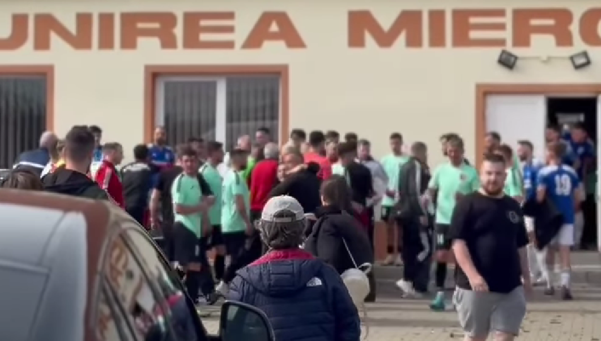 Incident șocant în Sibiu! Un fotbalist a fost CĂLCAT pe cap și umplut de sânge de suporterii și jucătorii adverși: „Am depus plângere penală”