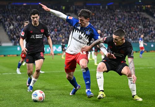 Aleix Garcia (în negru, dreapta), fost jucător la Dinamo // foto: Guliver/gettyimages