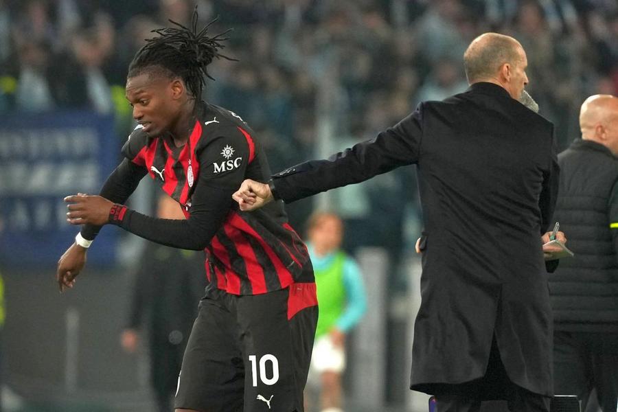 Rafael Leao (aici în conflict cu Allegri în meciul cu Lazio) are 9 goluri și 2 assisturi în 22 de meciuri jucate în acest sezon la AC Milan / Foto: Imago Rafael Leao a întrecut măsura: AC Milan îl pune lista de transferuri! » Cât e clauza de reziliere a portughezului