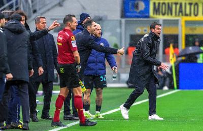 Au apărut discuțiile din camera VAR, la faza care l-a înfuriat pe Chivu: „Există contact, îl chemăm?”
