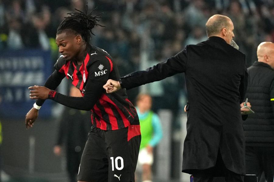 Rafael Leao (aici în conflict cu Allegri în meciul cu Lazio) are 9 goluri și 2 assisturi în 22 de meciuri jucate în acest sezon la AC Milan / Foto: Imago Starul lui AC Milan este în pericol să rateze derby-ul