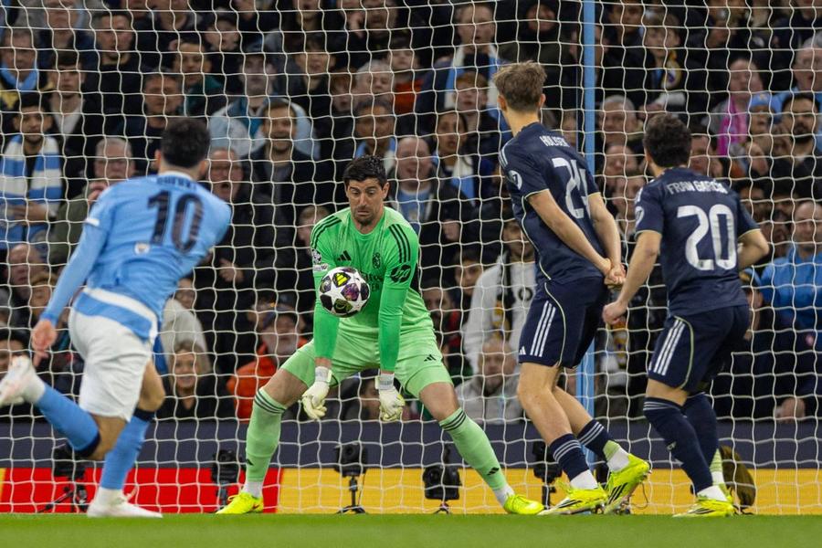 Thibaut Courtois, înlocuit la pauza meciului Manchester City - Real Madrid // FOTO: Imago Images S-a rupt „Bestia”! Și care-i chestia?