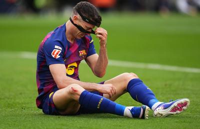 Firma lui Robert Lewandowski se îneacă în datorii » Fotbalistul a fost nevoit să reacționeze