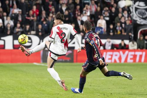 Andrei Rațiu în acțiune, în Rayo - Levante (1-1) / Foto: Imago