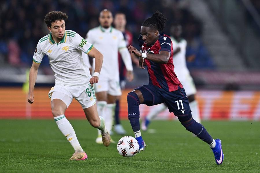 Neil El Aynaoui (stânga, în duel cu Jonathan Rowe) a jucat 66 de minute în Bologna - Roma 1-1 din Europa League / Foto: Imago Teroare la 3 dimineața pentru jucătorul din Serie A: „Gura închisă sau vă împușcăm!” » El și familia, sechestrați în casă de 6 hoți înarmați cu pistoale