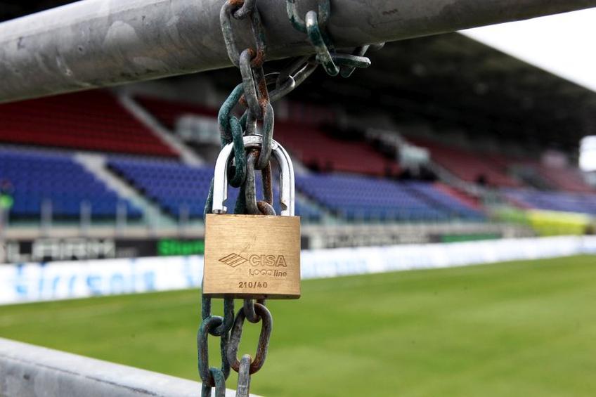Imagine simbolică: un lacăt completează un tablou dezolant pe Stadio Sant'Elia din Cagliari. foto: Guliver/Getty Images