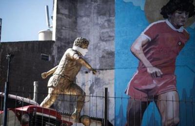 Efectele coronavirusului în Argentina: statuia lui Diego Maradona „poartă” mască