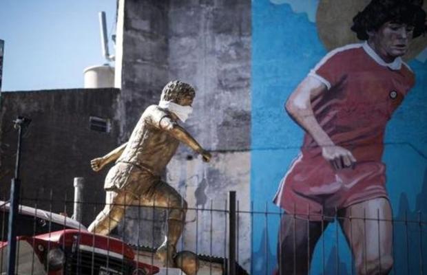 Efectele coronavirusului în Argentina: statuia lui Diego Maradona „poartă” mască