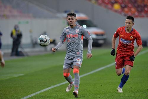 Talentatul Denis Rusu 
(UTA) în duel cu Olimpiu Moruțan (FCSB) FOTO Cristi Preda