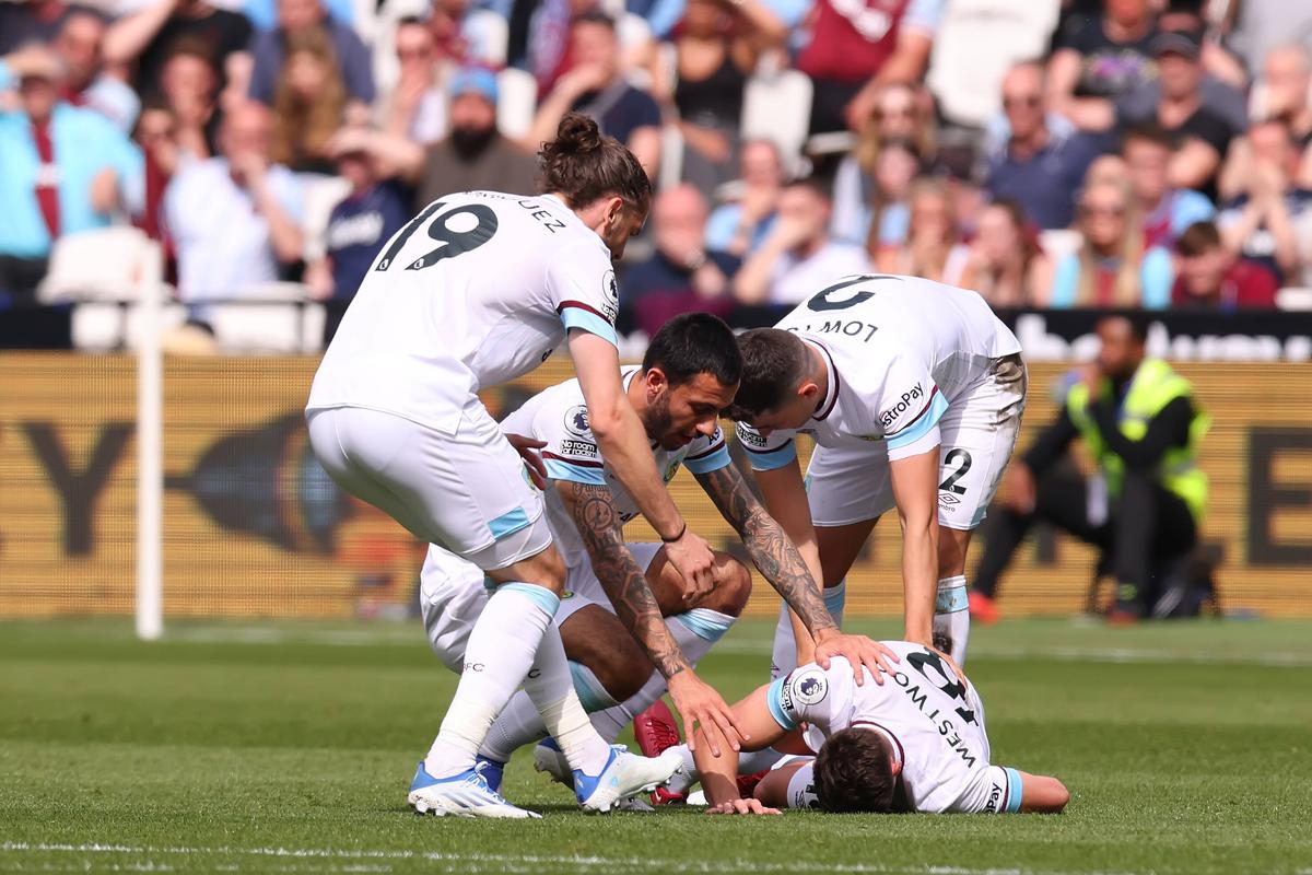 Imagini groaznice în Premier League! » I-a rupt piciorul adversarului, apoi s-a prăbușit în lacrimi