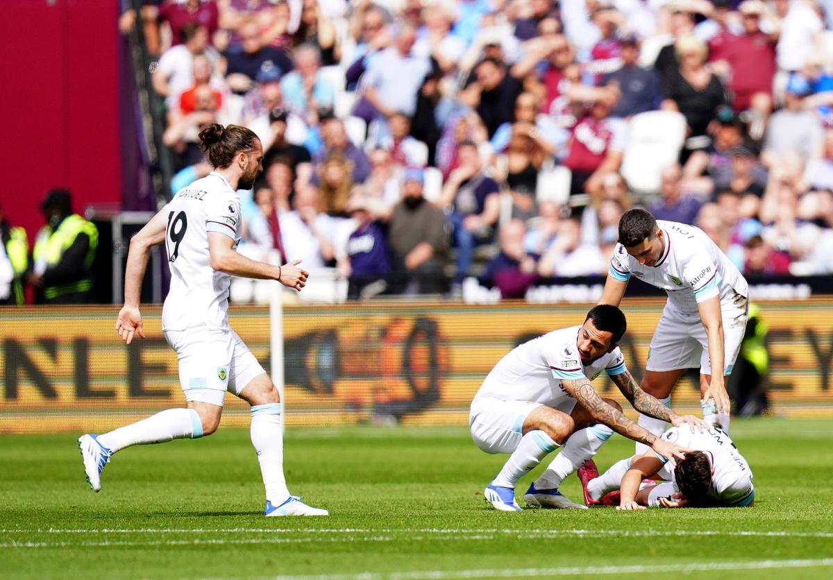 Imagini groaznice în Premier League! » I-a rupt piciorul adversarului, apoi s-a prăbușit în lacrimi