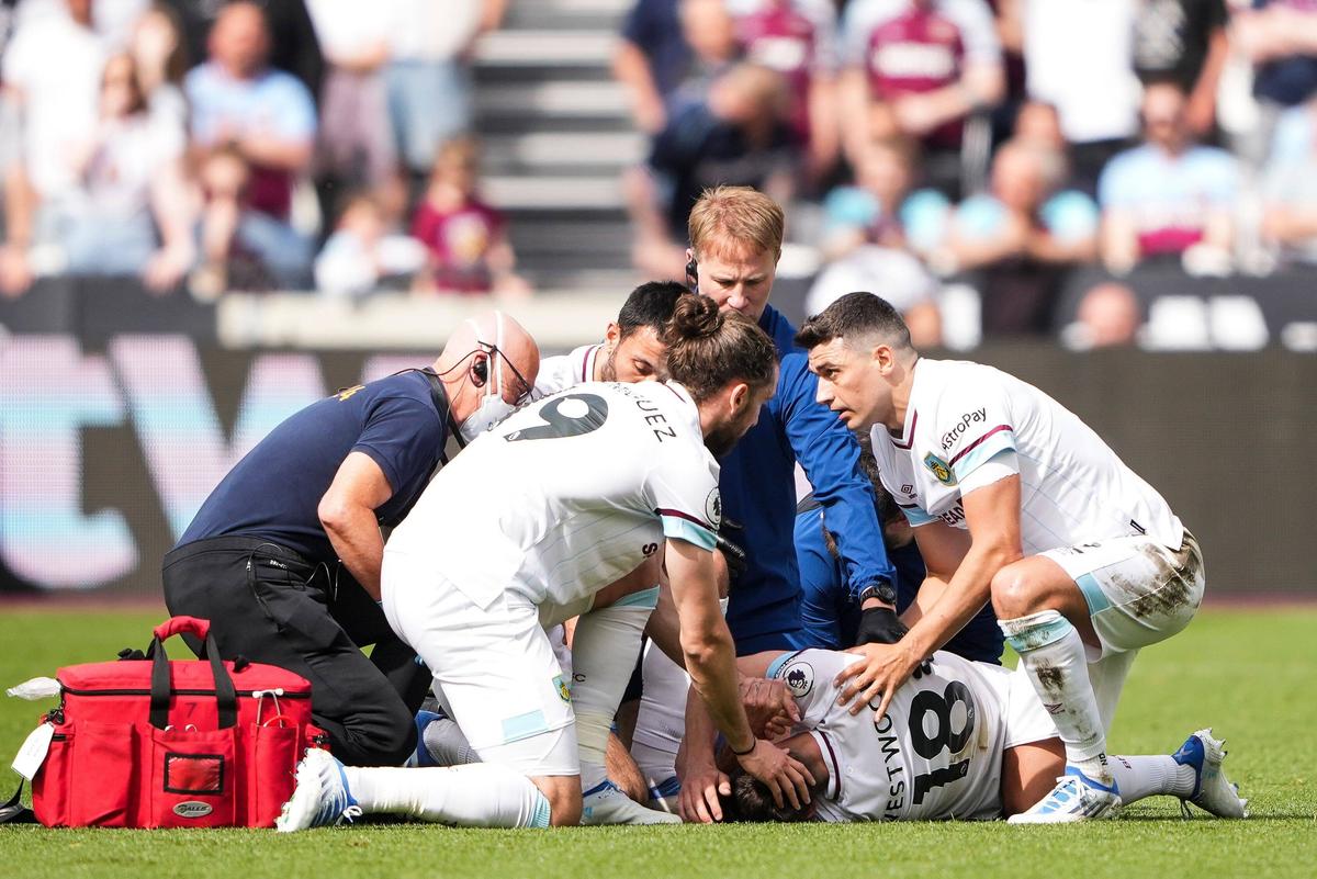 Imagini groaznice în Premier League! » I-a rupt piciorul adversarului, apoi s-a prăbușit în lacrimi