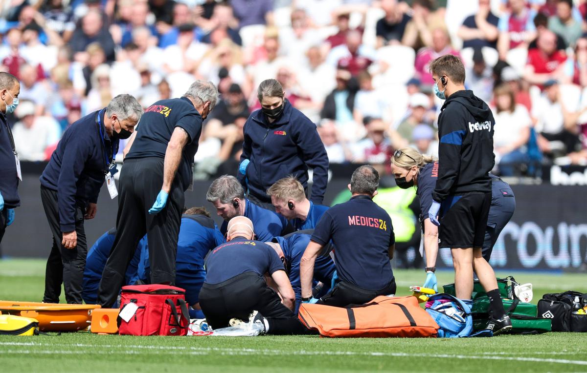 Imagini groaznice în Premier League! » I-a rupt piciorul adversarului, apoi s-a prăbușit în lacrimi