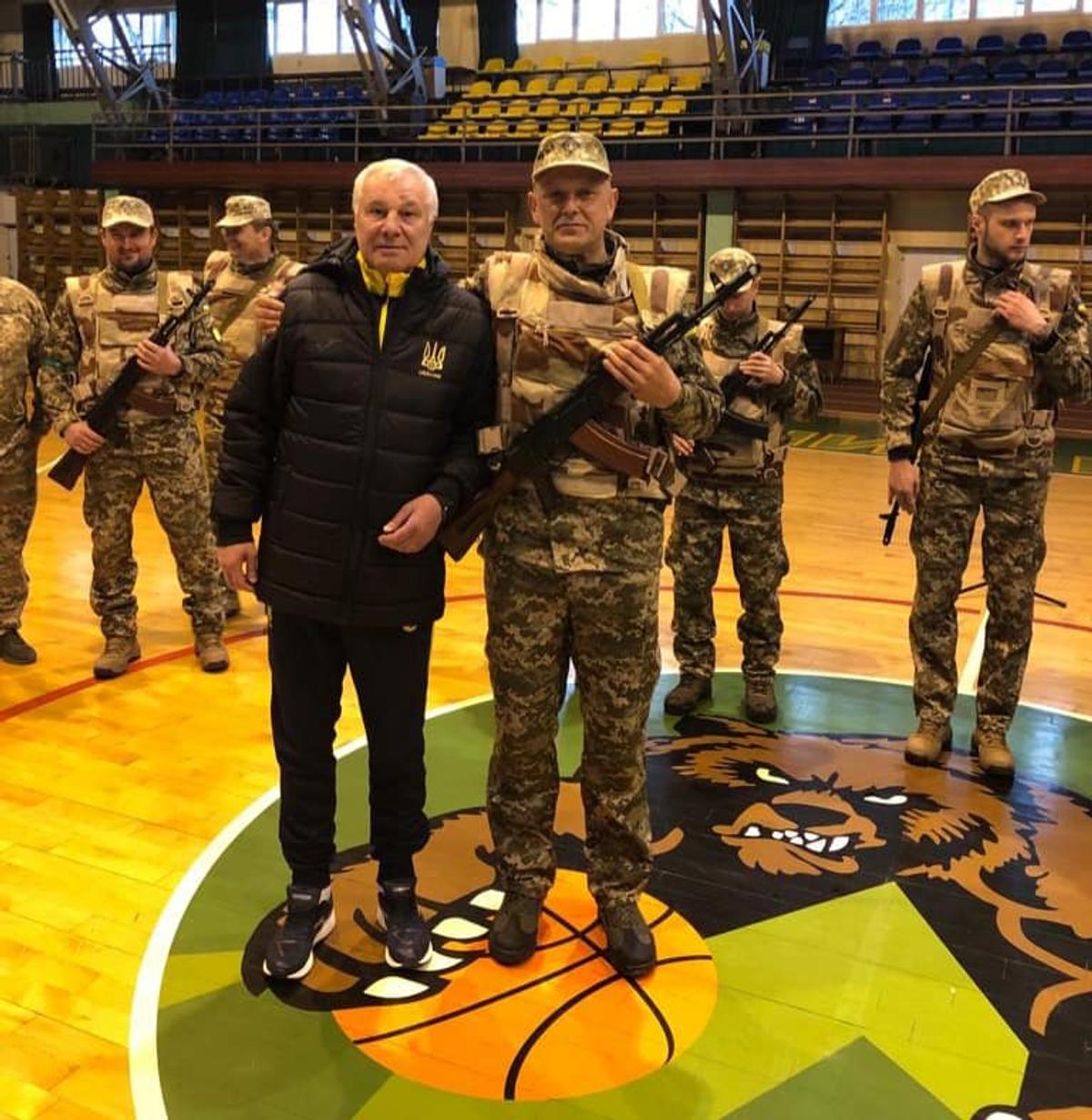 14 jucători şi antrenori ai echipei Prikarpattia s-au înrolat în armata ucraineană