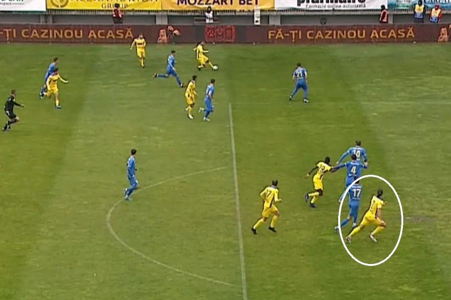 Marian Huja, încercuit, pare a fi în spatele apărării în momentul centrării // foto: captură DigiSport Două faze „la milimetru” în Petrolul - Unirea Slobozia » Cum le-au judecat arbitrii