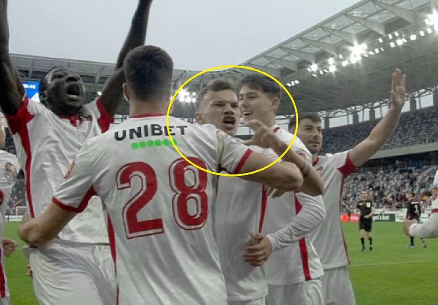 Gestul lui Alexandru Pantea / Captură Digi Sport Fotbalistul trimis de FCSB în Liga 2 s-a descătușat în fața Peluzei Sud, la CSA Steaua - Hermannstadt 1-4