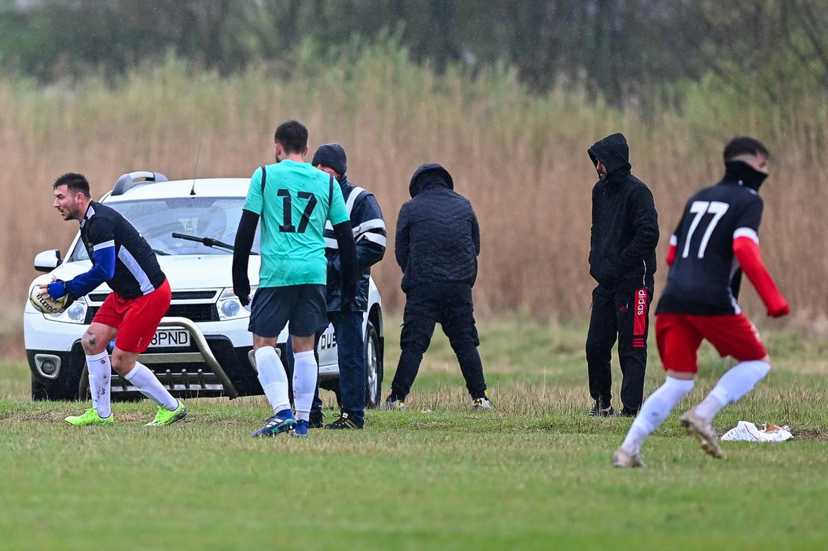 Pasiune pentru fotbal în „județeana” de Giurgiu » Omerta Stoenești - Săbărelul Ciocoveni s-a jucat pe un vânt crâncen, printre rațe și oi