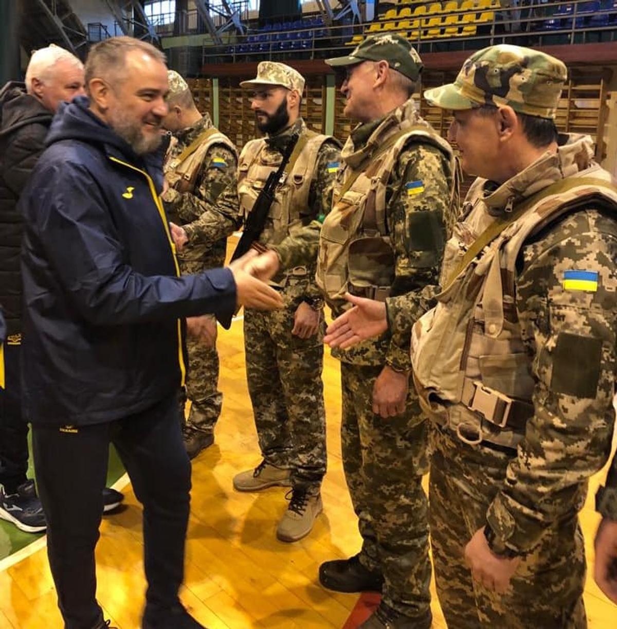De pe terenul de fotbal, direct pe front! » 14 jucători şi antrenori ai clubului s-au înrolat în armata ucraineană