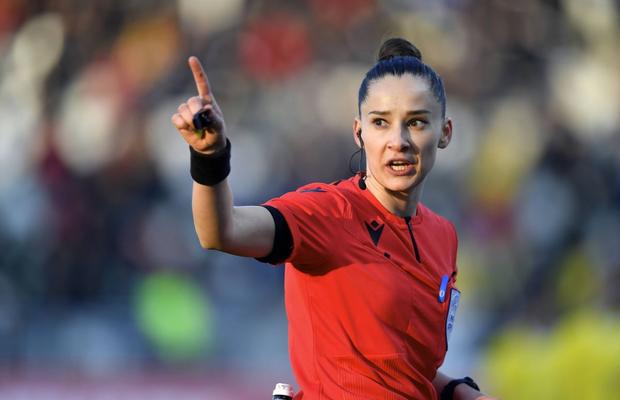 După 10 ani, din nou în Liga 1 » Rapid - Gaz Metan va fi arbitrat la centru de o femeie