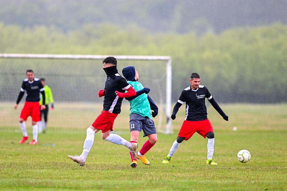 Pasiune pentru fotbal în „județeana” de Giurgiu » Omerta Stoenești - Săbărelul Ciocoveni s-a jucat pe un vânt crâncen, printre rațe și oi