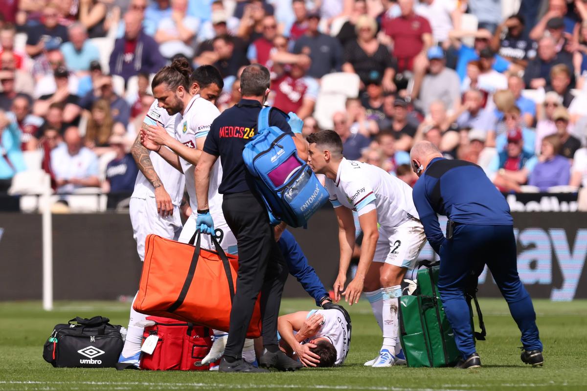 Imagini groaznice în Premier League! » I-a rupt piciorul adversarului, apoi s-a prăbușit în lacrimi