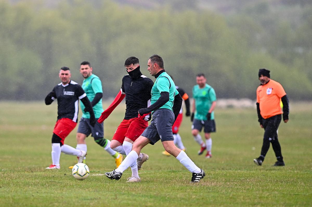 Pasiune pentru fotbal în „județeana” de Giurgiu » Omerta Stoenești - Săbărelul Ciocoveni s-a jucat pe un vânt crâncen, printre rațe și oi