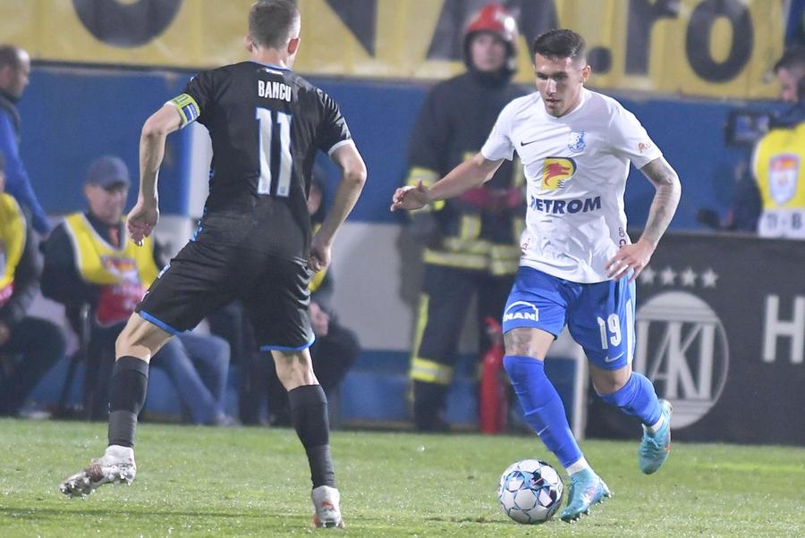 Robert Moldoveanu (dreapta), în Farul - CSU Craiova // foto: Imago Images Fără Betancor și Adi Petre, Hagi anunță cu cine o va ataca pe FCSB: „Vine momentul lui”