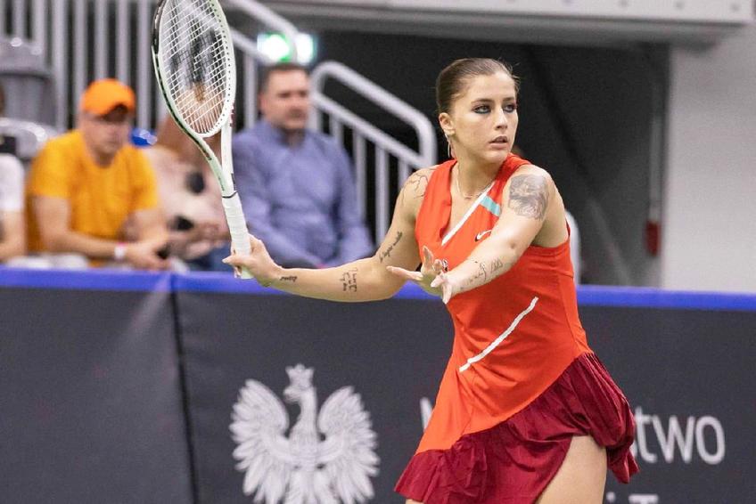 Andreea Prisăcariu - Iga Swiatek / Sursă foto: Cristina Hutu (Federația Română de Tenis) / Creative Fortitude